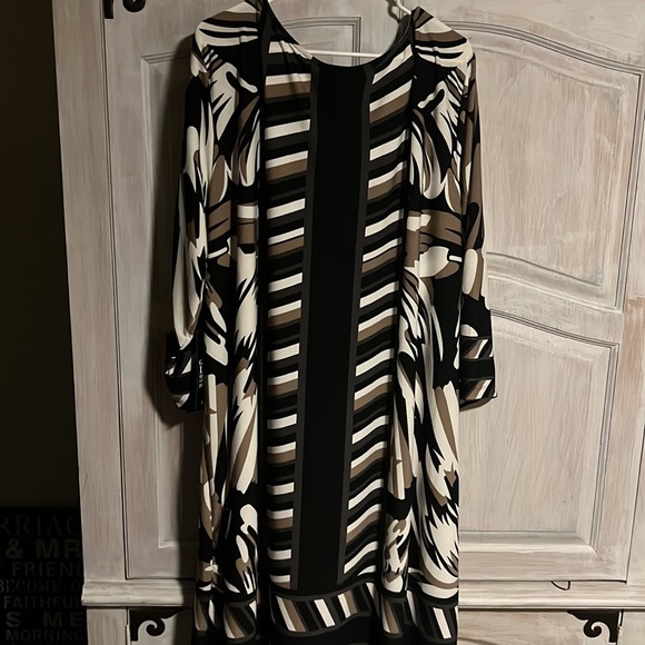 Do not fit.  Avenue dress. Black, white, tan colored pattern dress. - Picture 3 of 3
